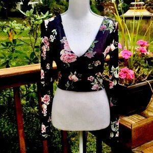 🆕 NWT ReVamped Brand Dark Floral Soft Cropped Cottagecore V Neck long sleeve Top